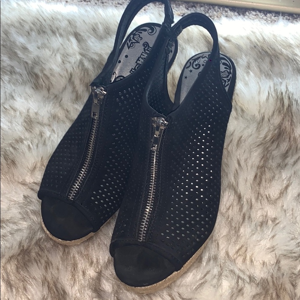 Black net wedges